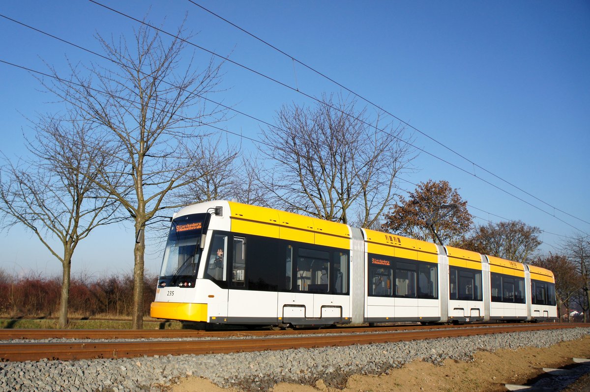 Straßenbahn Mainz / Mainzelbahn: Stadler Rail Variobahn der MVG Mainz - Wagen 235, aufgenommen im Dezember 2016 zwischen Mainz-Lerchenberg und Mainz-Marienborn.