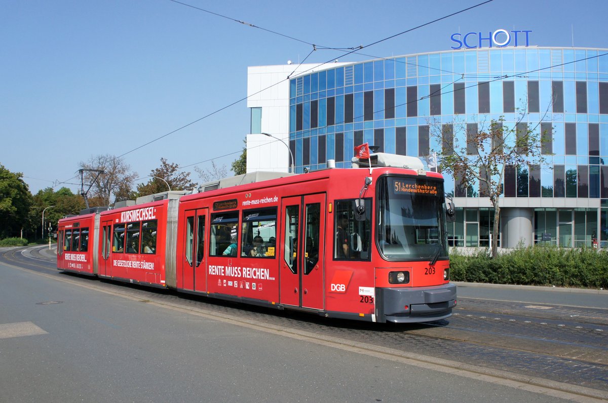 Straßenbahn Mainz: Adtranz GT6M-ZR der MVG Mainz - Wagen 203, aufgenommen im August 2017 in der Nähe der Haltestelle  Bismarckplatz  in Mainz.