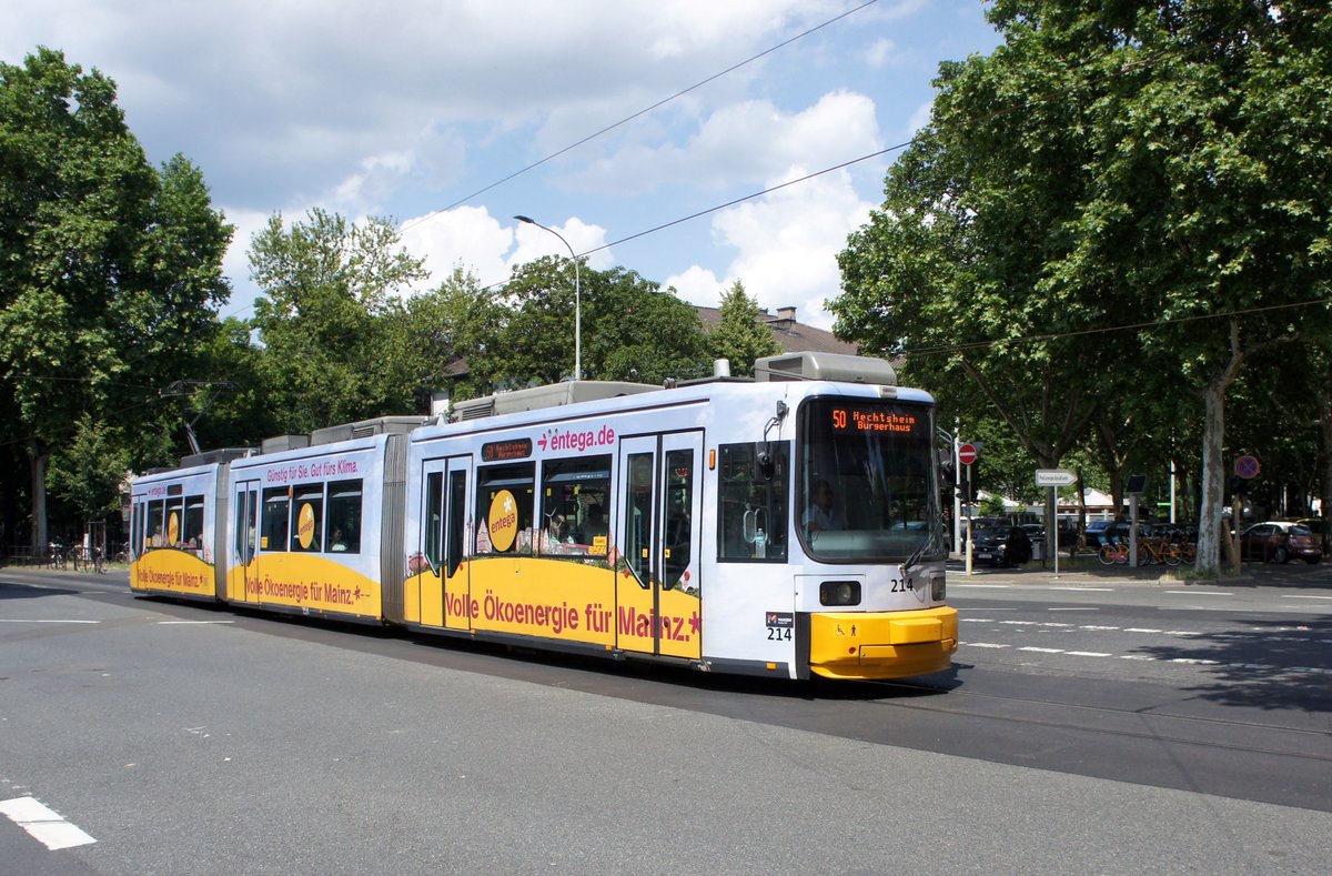 Straßenbahn Mainz: Adtranz GT6M-ZR der MVG Mainz - Wagen 214, aufgenommen im Juni 2018 an der Haltestelle  Goethestraße  in Mainz.