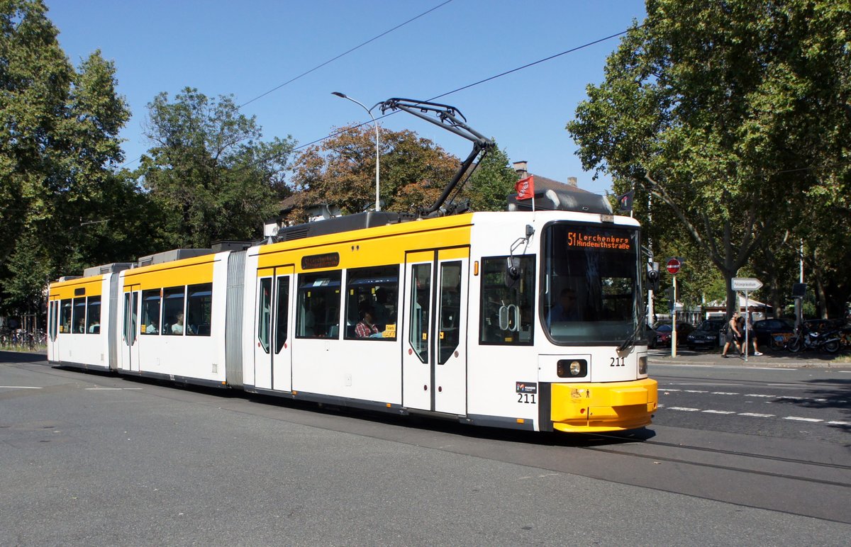 Straßenbahn Mainz: Adtranz GT6M-ZR der MVG Mainz - Wagen 211, aufgenommen im August 2019 an der Haltestelle  Goethestraße  in Mainz.