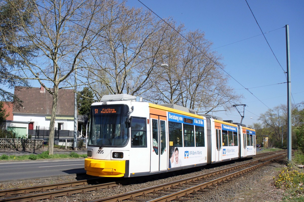 Straßenbahn Mainz: Adtranz GT6M-ZR der MVG Mainz - Wagen 205, aufgenommen im April 2015 in Mainz-Gonsenheim.