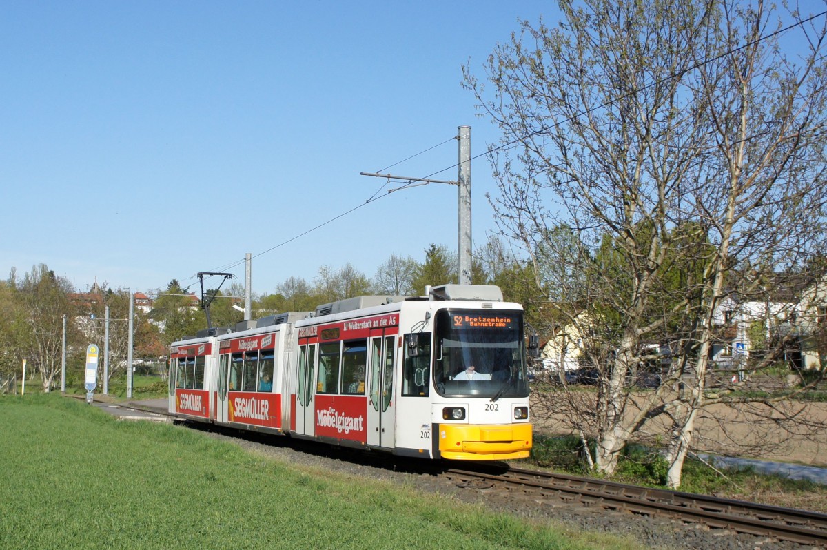Straßenbahn Mainz: Adtranz GT6M-ZR der MVG Mainz - Wagen 202, aufgenommen im April 2015 in Mainz-Bretzenheim.