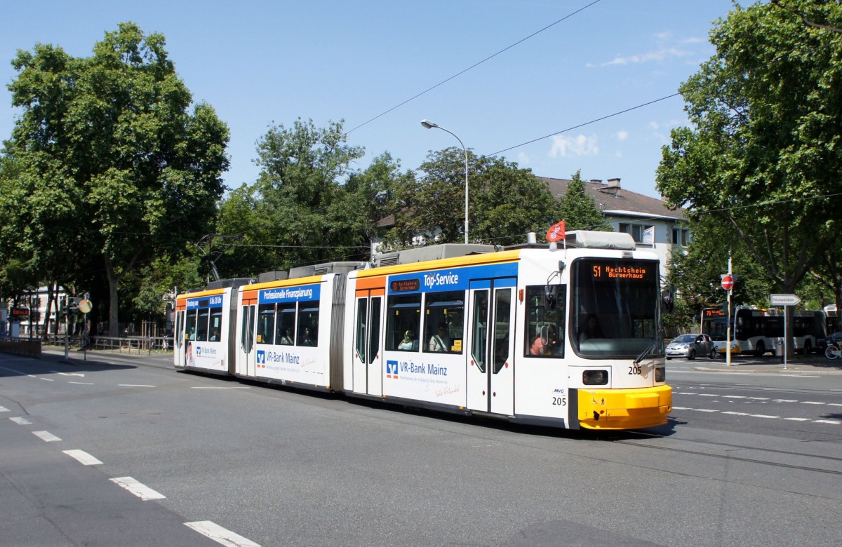 Straßenbahn Mainz: Adtranz GT6M-ZR der MVG Mainz - Wagen 205, aufgenommen im Juli 2015 an der Haltestelle  Goethestraße  in Mainz.