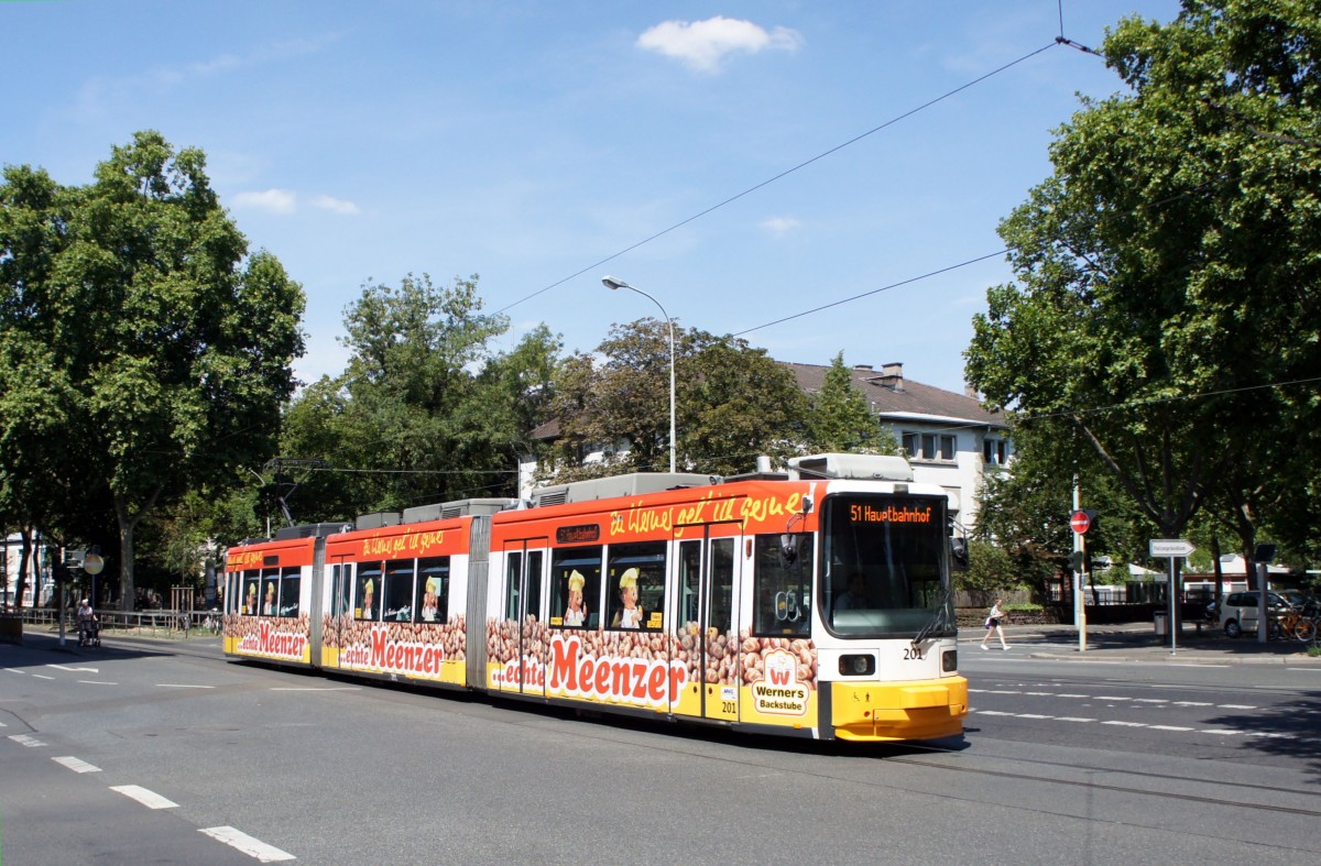 Straßenbahn Mainz: Adtranz GT6M-ZR der MVG Mainz - Wagen 201, aufgenommen im August 2015 an der Haltestelle  Goethestraße  in Mainz.