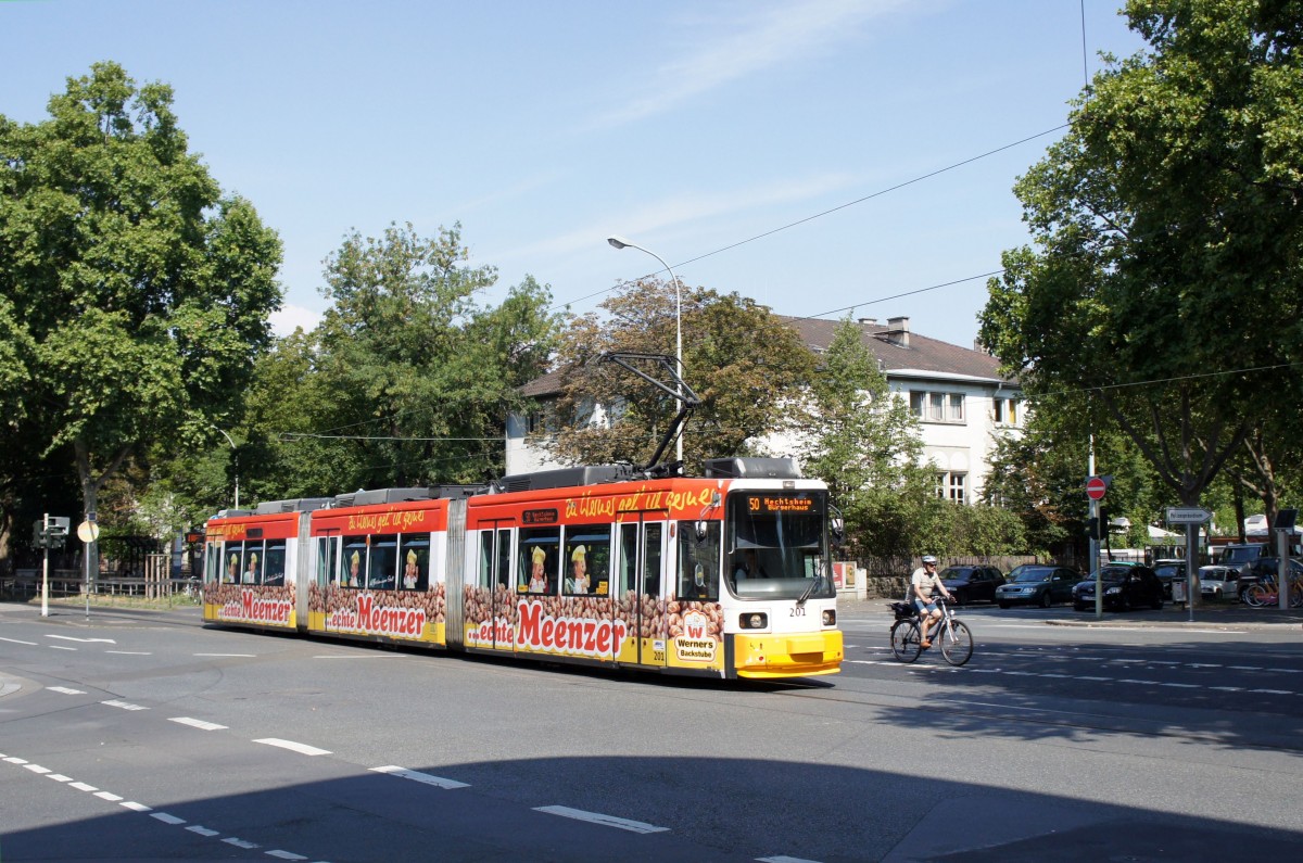 Straßenbahn Mainz: Adtranz GT6M-ZR der MVG Mainz - Wagen 201, aufgenommen im August 2015 an der Haltestelle  Goethestraße  in Mainz.