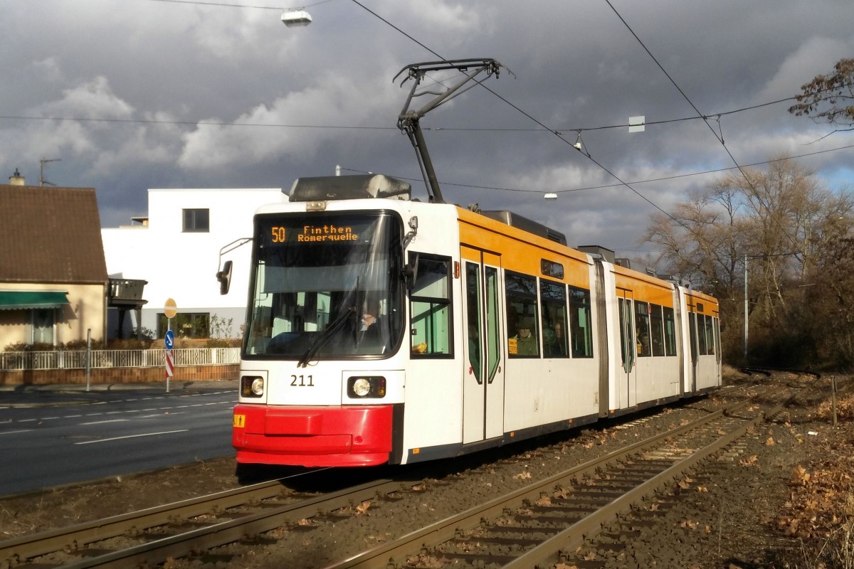 Straßenbahn Mainz: Adtranz GT6M-ZR der MVG Mainz - Wagen 211, aufgenommen im November 2015 in Mainz-Gonsenheim.