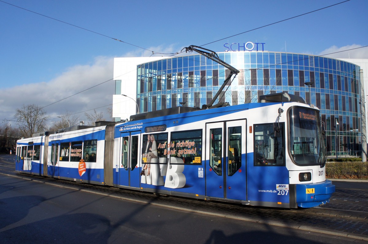 Straßenbahn Mainz: Adtranz GT6M-ZR der MVG Mainz - Wagen 207, aufgenommen im Dezember 2015 in der Nähe der Haltestelle  Bismarckplatz  in Mainz.