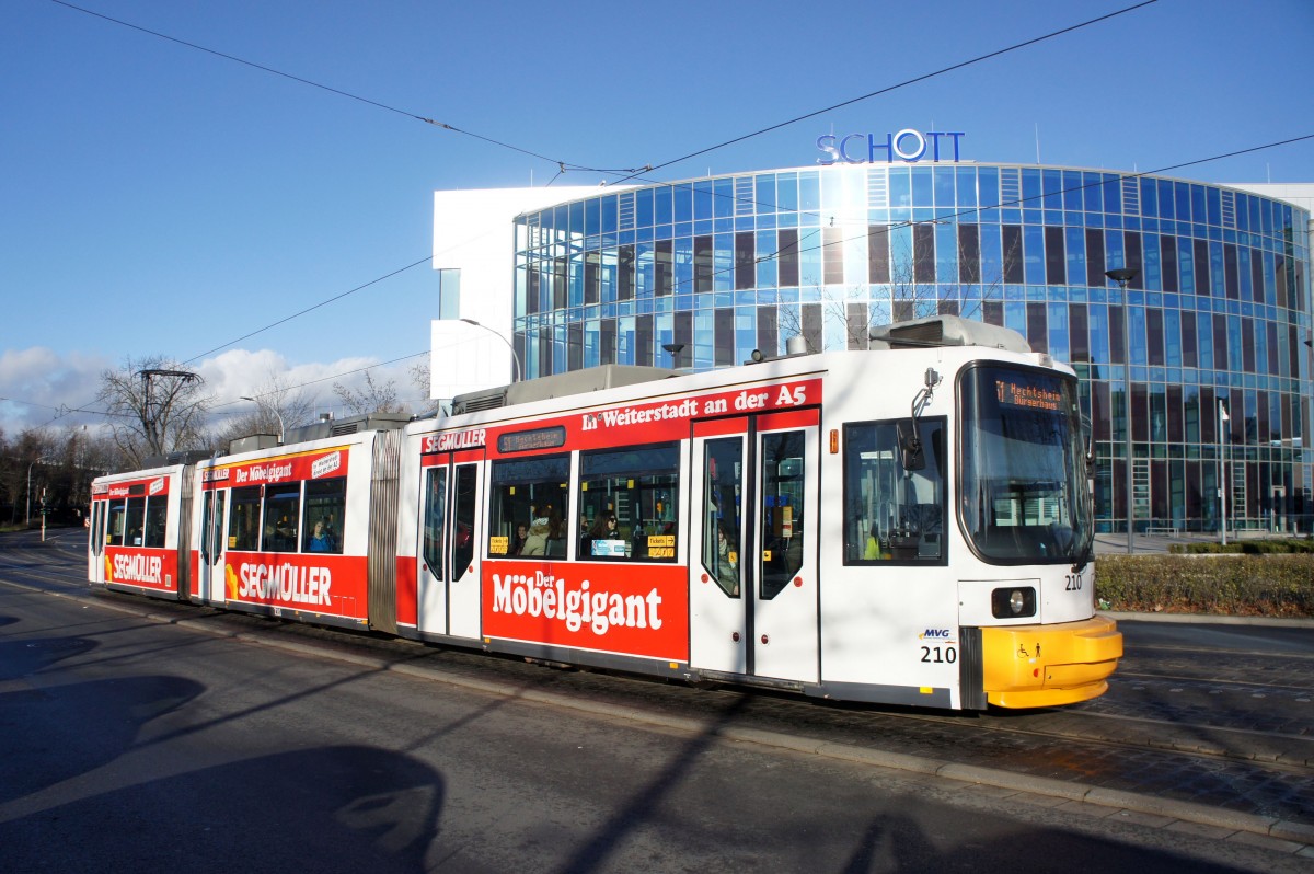 Straßenbahn Mainz: Adtranz GT6M-ZR der MVG Mainz - Wagen 210, aufgenommen im Dezember 2015 in der Nähe der Haltestelle  Bismarckplatz  in Mainz.