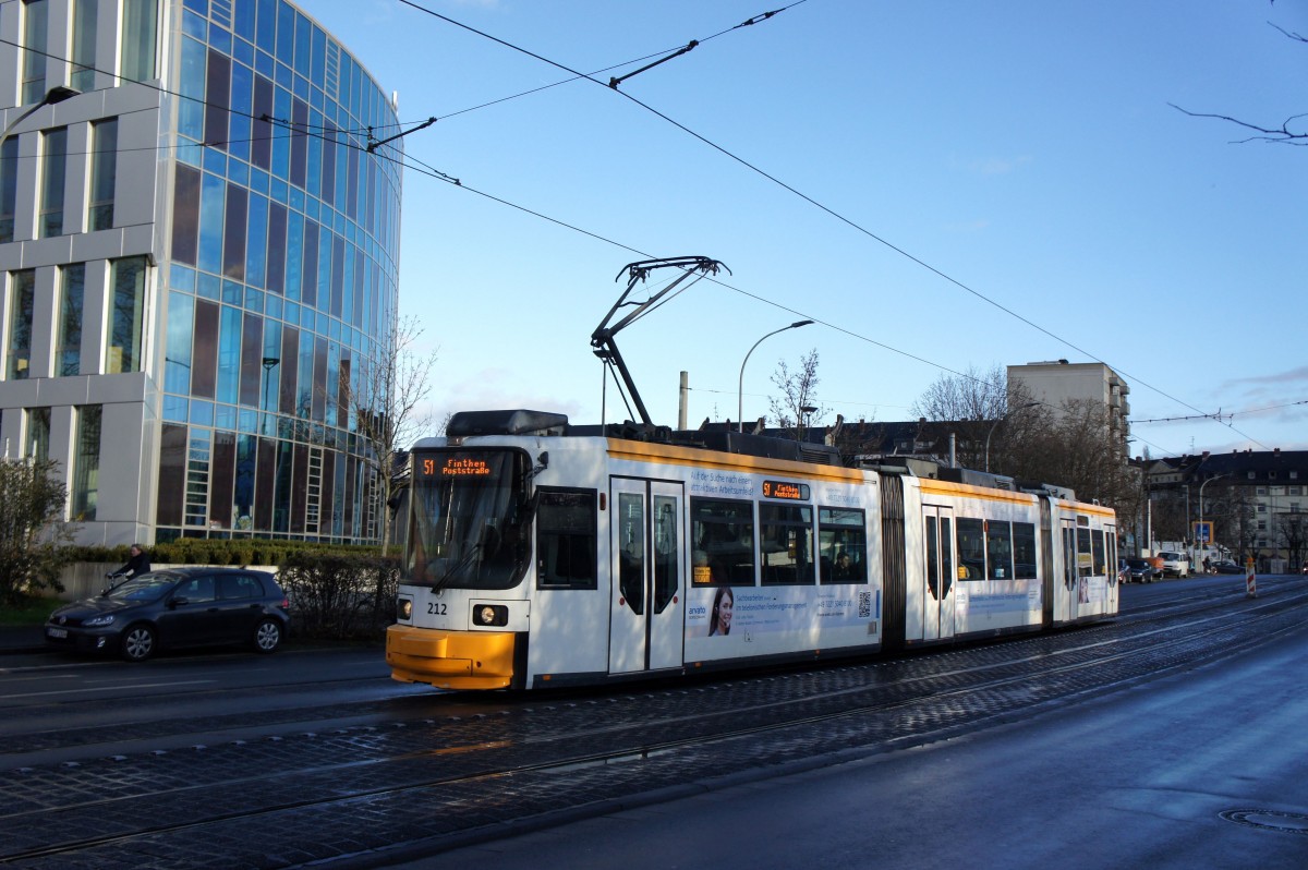Straßenbahn Mainz: Adtranz GT6M-ZR der MVG Mainz - Wagen 212, aufgenommen im Dezember 2015 in der Nähe der Haltestelle  Bismarckplatz  in Mainz.