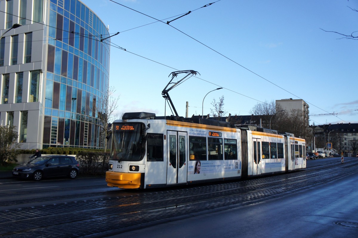 Straßenbahn Mainz: Adtranz GT6M-ZR der MVG Mainz - Wagen 212, aufgenommen im Dezember 2015 in der Nähe der Haltestelle  Bismarckplatz  in Mainz.