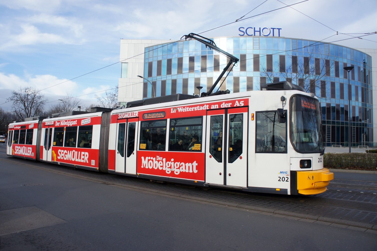 Straßenbahn Mainz: Adtranz GT6M-ZR der MVG Mainz - Wagen 202, aufgenommen im Dezember 2015 in der Nähe der Haltestelle  Bismarckplatz  in Mainz.