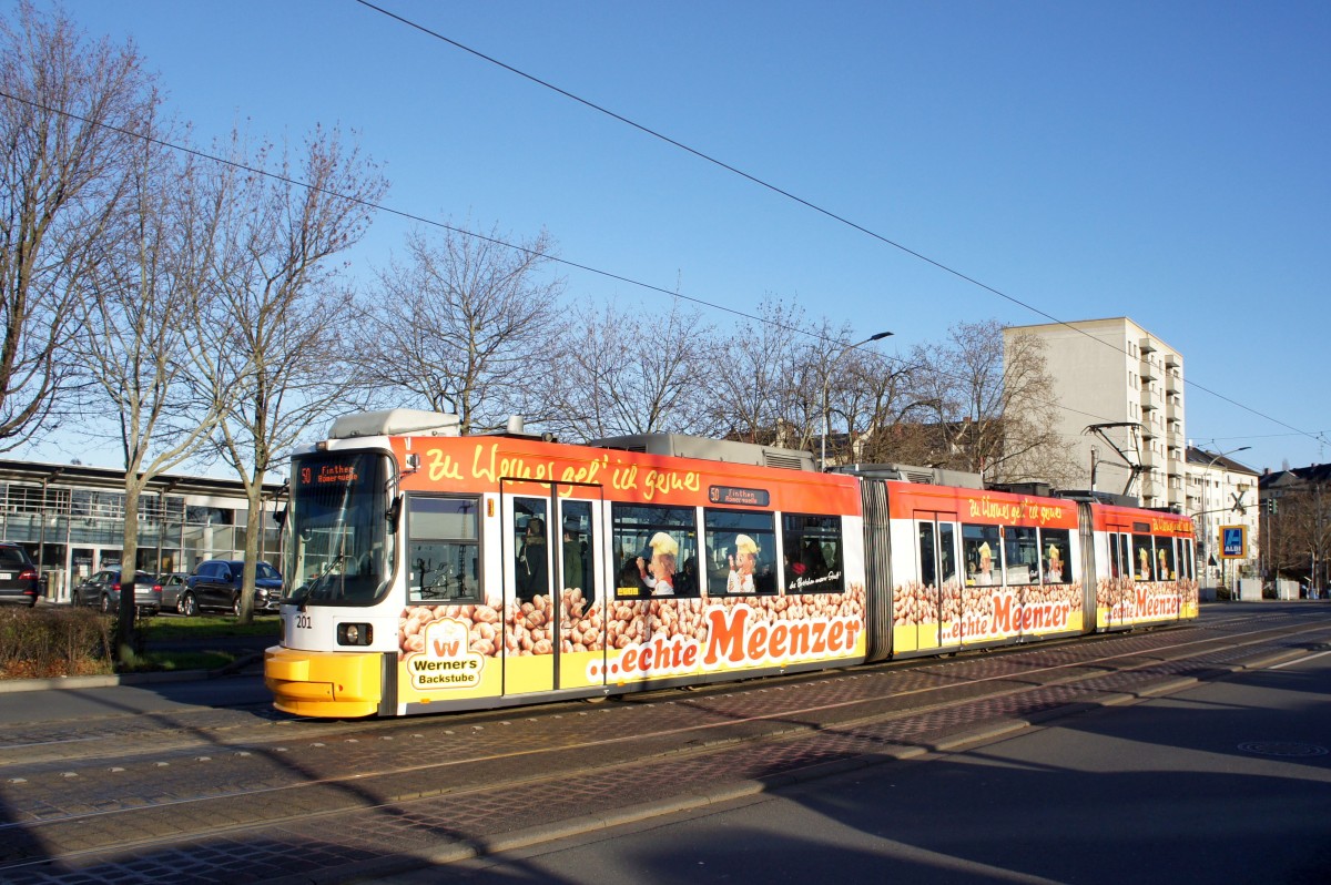 Straßenbahn Mainz: Adtranz GT6M-ZR der MVG Mainz - Wagen 201, aufgenommen im Januar 2016 in der Nähe der Haltestelle  Bismarckplatz  in Mainz.