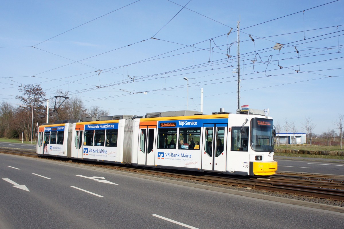 Straßenbahn Mainz: Adtranz GT6M-ZR der MVG Mainz - Wagen 205, aufgenommen im Februar 2016 in Mainz-Hechtsheim.