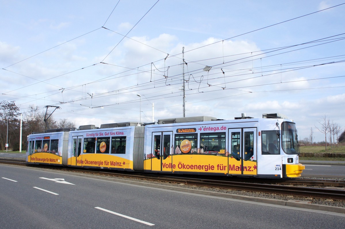 Straßenbahn Mainz: Adtranz GT6M-ZR der MVG Mainz - Wagen 214, aufgenommen im Februar 2016 in Mainz-Hechtsheim.