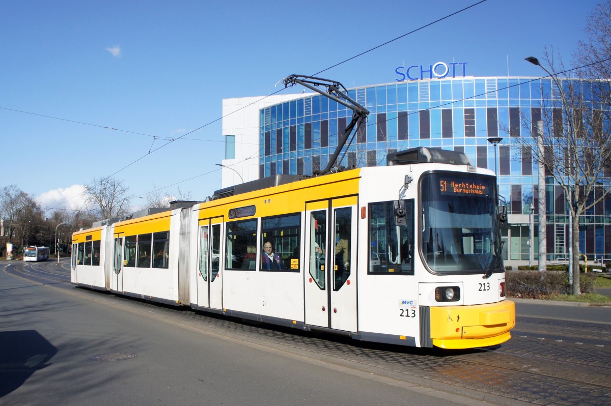 Straßenbahn Mainz: Adtranz GT6M-ZR der MVG Mainz - Wagen 213, aufgenommen im Februar 2016 in der Nähe der Haltestelle  Bismarckplatz  in Mainz.