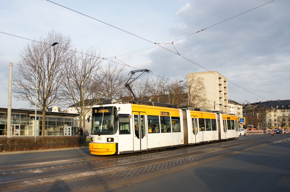 Straßenbahn Mainz: Adtranz GT6M-ZR der MVG Mainz - Wagen 211, aufgenommen im Februar 2016 in der Nähe der Haltestelle  Bismarckplatz  in Mainz.
