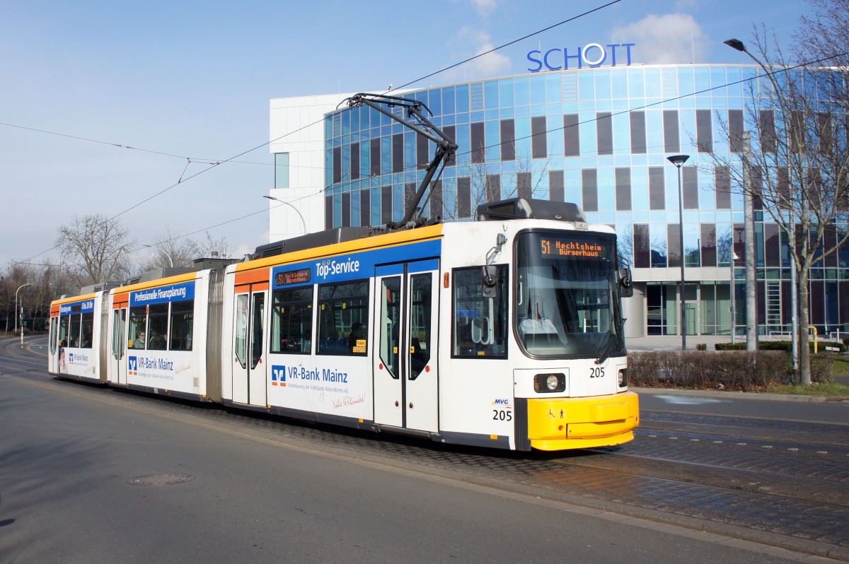 Straßenbahn Mainz: Adtranz GT6M-ZR der MVG Mainz - Wagen 205, aufgenommen im Februar 2016 in der Nähe der Haltestelle  Bismarckplatz  in Mainz.