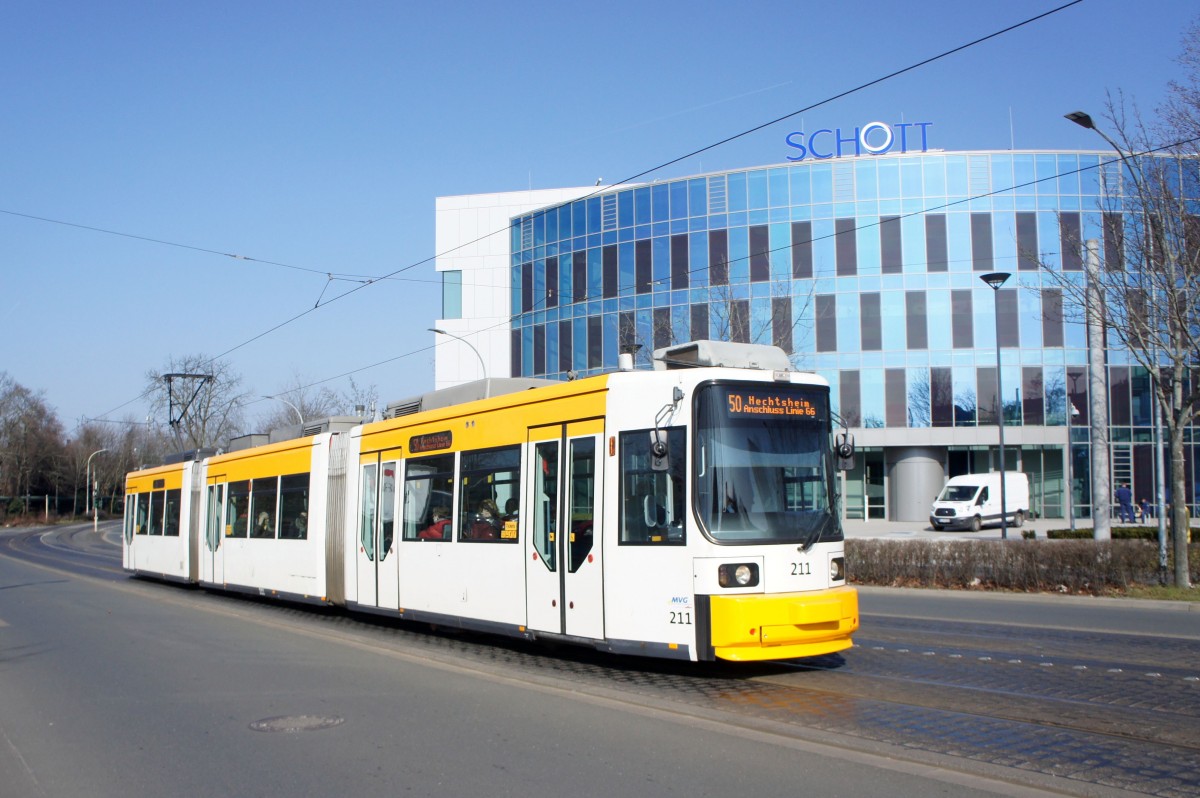 Straßenbahn Mainz: Adtranz GT6M-ZR der MVG Mainz - Wagen 211, aufgenommen im März 2016 in der Nähe der Haltestelle  Bismarckplatz  in Mainz.