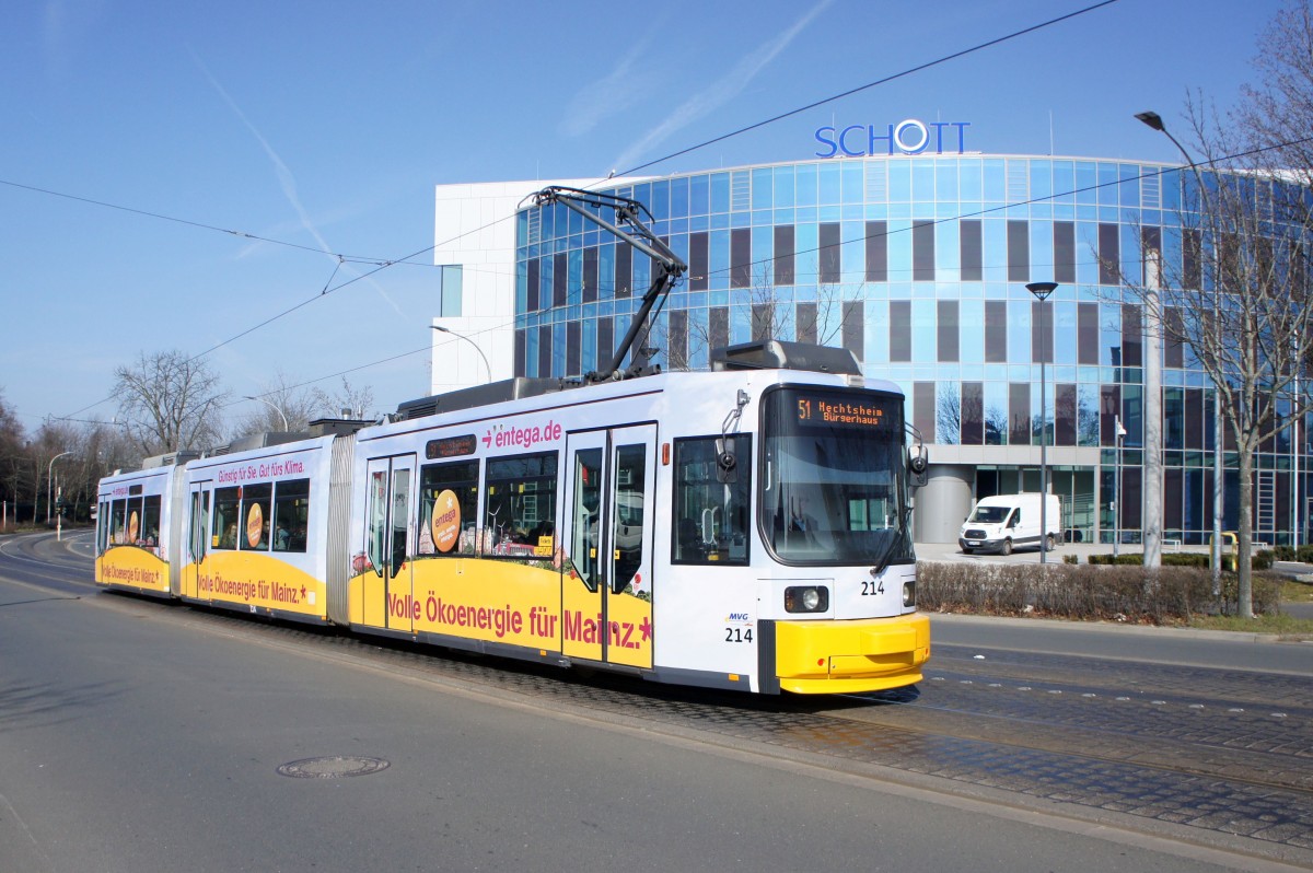 Straßenbahn Mainz: Adtranz GT6M-ZR der MVG Mainz - Wagen 214, aufgenommen im März 2016 in der Nähe der Haltestelle  Bismarckplatz  in Mainz.