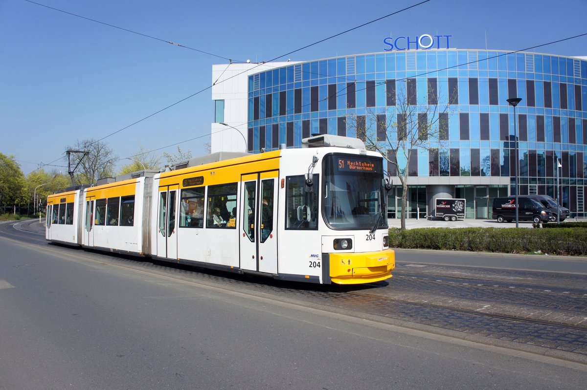 Straßenbahn Mainz: Adtranz GT6M-ZR der MVG Mainz - Wagen 204, aufgenommen im April 2016 in der Nähe der Haltestelle  Bismarckplatz  in Mainz.