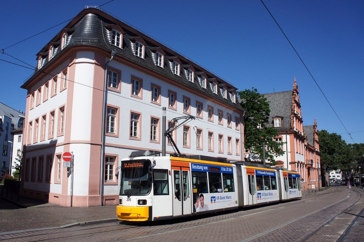 Straßenbahn Mainz: Adtranz GT6M-ZR der MVG Mainz - Wagen 205, aufgenommen im Juni 2016 in der Innenstadt von Mainz.