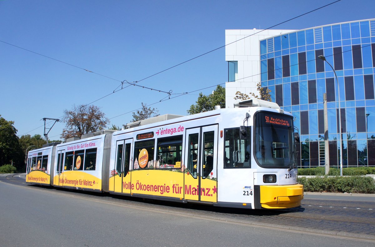 Straßenbahn Mainz: Adtranz GT6M-ZR der MVG Mainz - Wagen 214, aufgenommen im August 2016 in der Nähe der Haltestelle  Bismarckplatz  in Mainz.