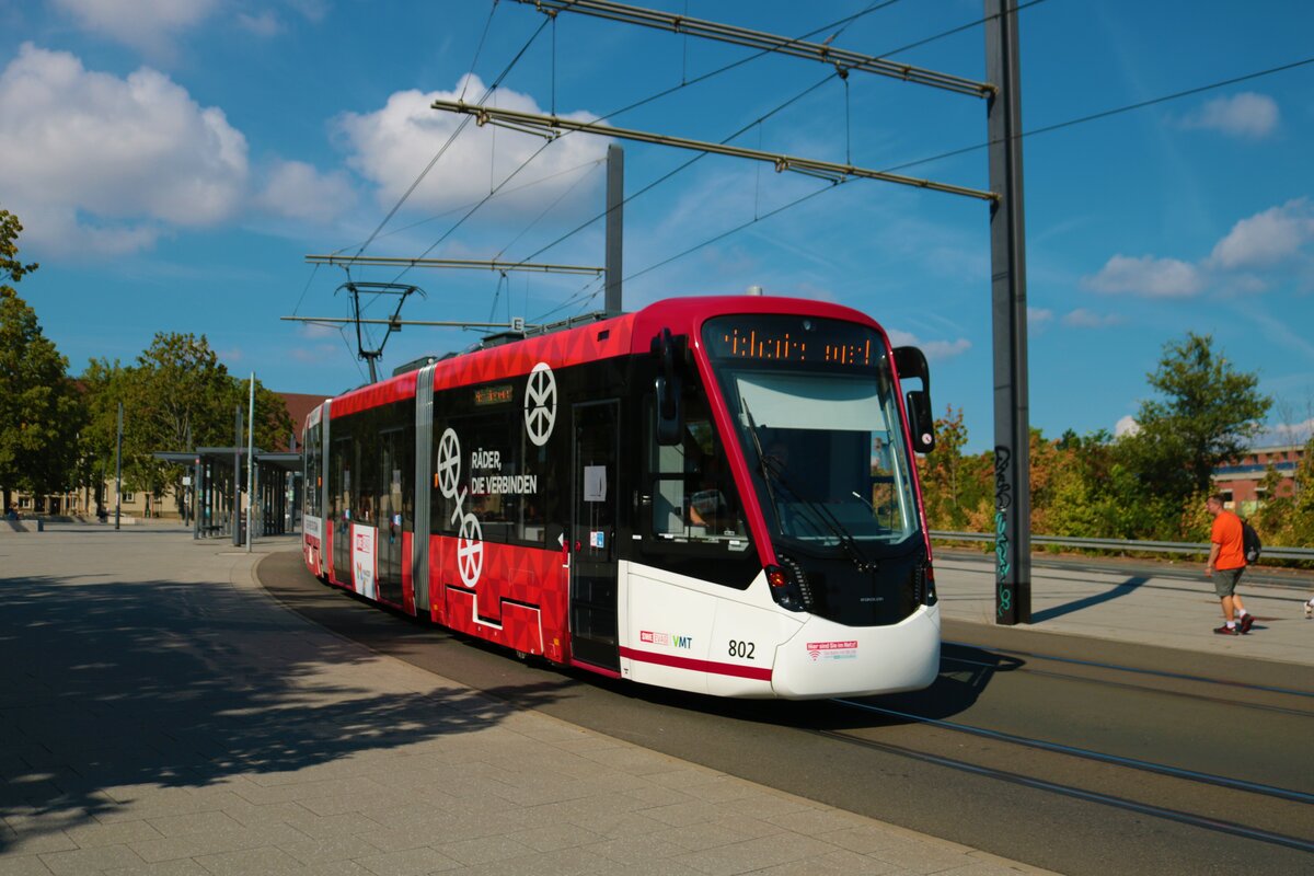 Straßenbahn Mainz am 16.08.22 mit dem Erfurter Gastfahrzeug Stadler Tramlink Wagen 802 auf der Linie 59