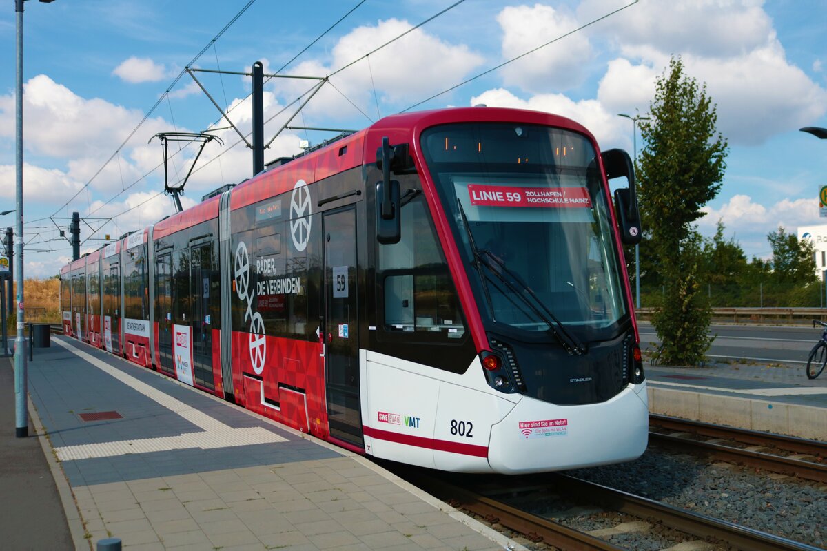 Straßenbahn Mainz am 16.08.22 mit dem Erfurter Gastfahrzeug Stadler Tramlink Wagen 802 auf der Linie 59