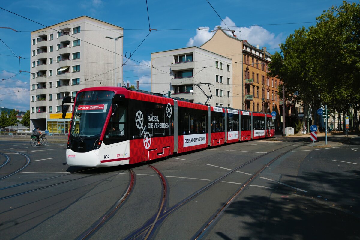 Straßenbahn Mainz am 16.08.22 mit dem Erfurter Gastfahrzeug Stadler Tramlink Wagen 802 auf der Linie 59