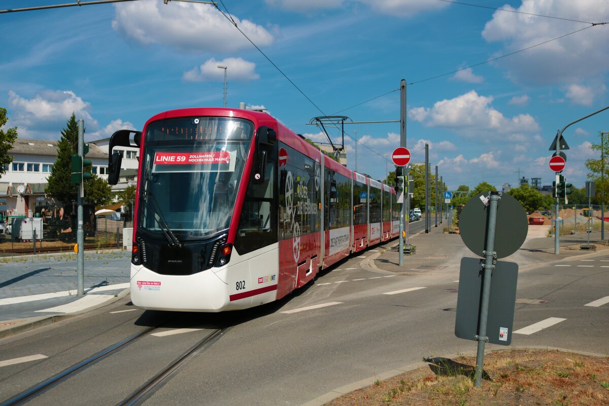 Straßenbahn Mainz am 16.08.22 mit dem Erfurter Gastfahrzeug Stadler Tramlink Wagen 802 auf der Linie 59