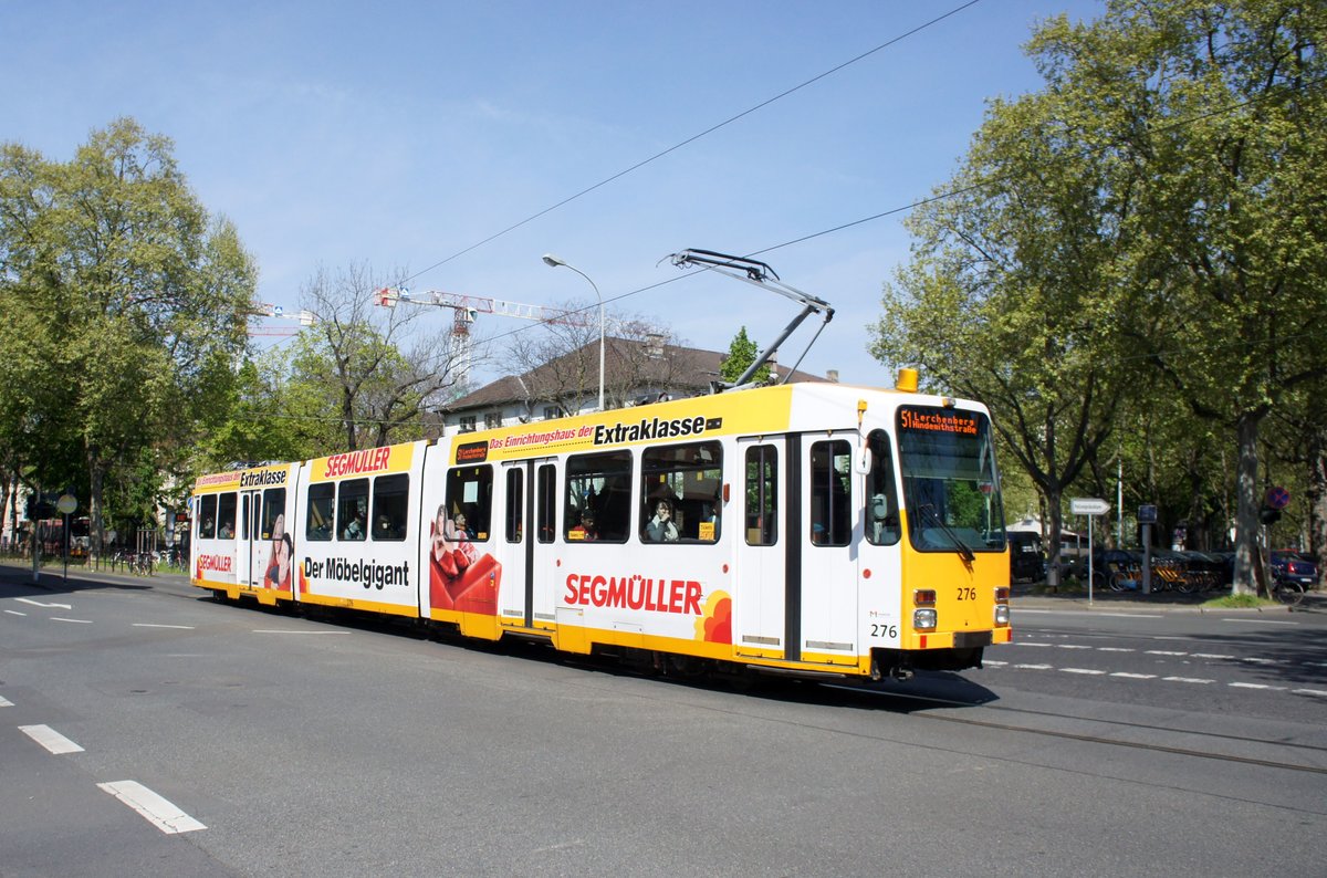 Straßenbahn Mainz: Duewag / AEG M8C der MVG Mainz - Wagen 276, aufgenommen im April 2017 an der Haltestelle  Goethestraße  in Mainz.