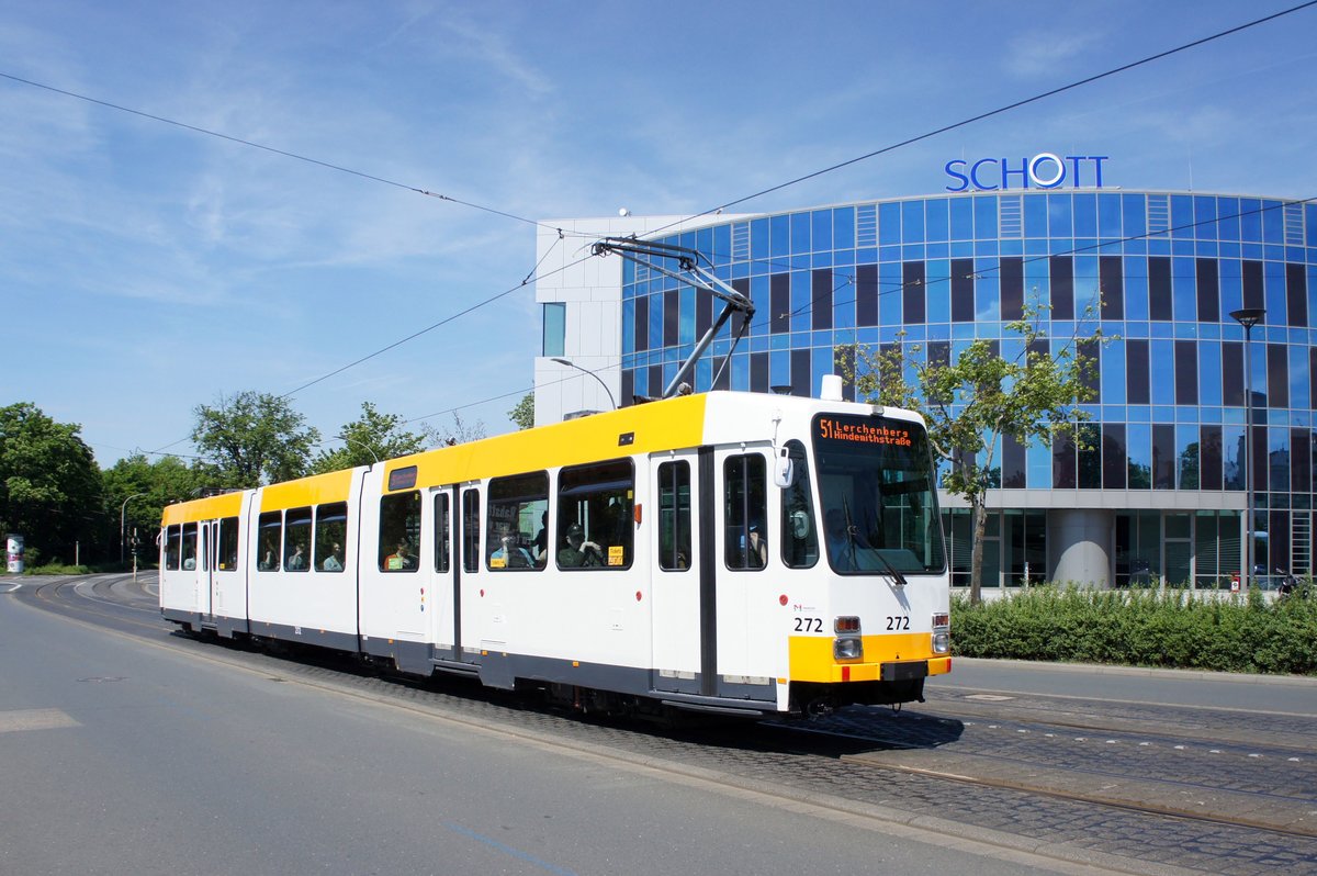 Straßenbahn Mainz: Duewag / AEG M8C der MVG Mainz - Wagen 272, aufgenommen im Mai 2017 in der Nähe der Haltestelle  Bismarckplatz  in Mainz.