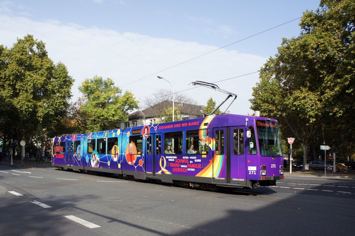 Straßenbahn Mainz: Duewag / AEG M8C der MVG Mainz - Wagen 271, aufgenommen im Oktober 2017 an der Haltestelle  Goethestraße  in Mainz.