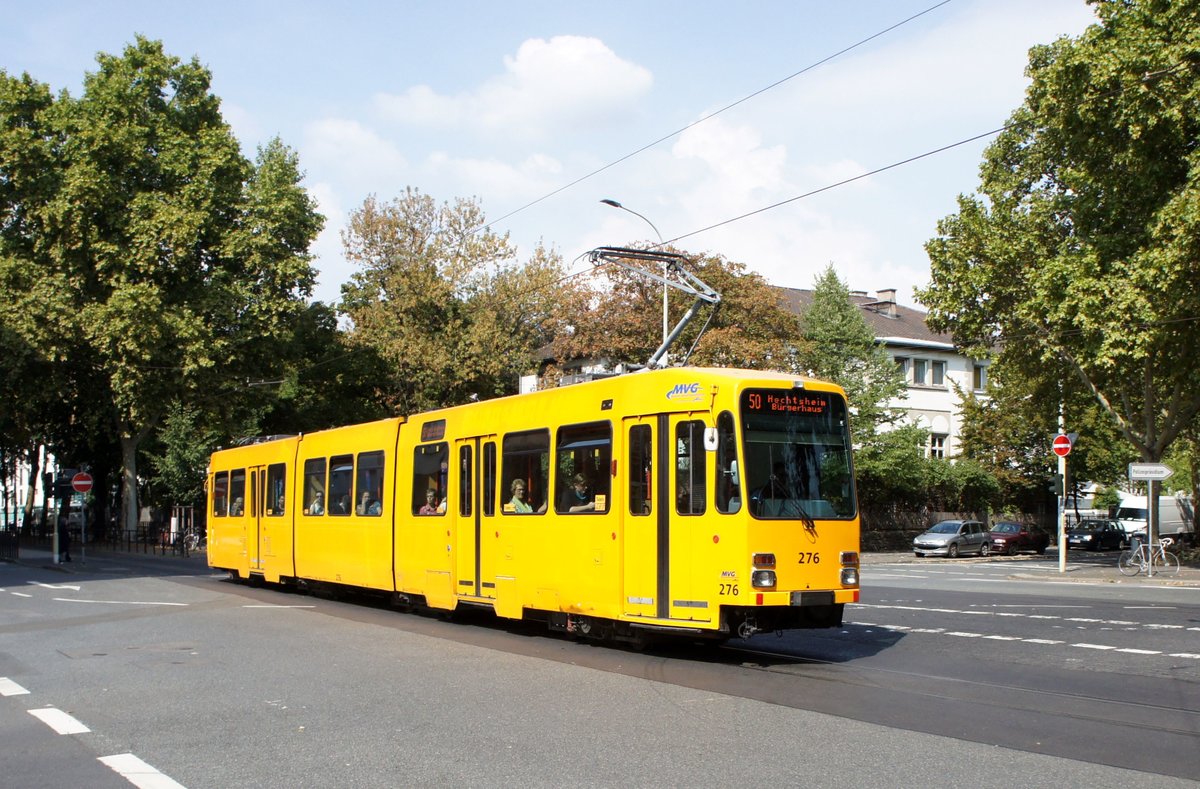 Straßenbahn Mainz: Duewag / AEG M8C der MVG Mainz - Wagen 276, aufgenommen im September 2018 an der Haltestelle  Goethestraße  in Mainz.