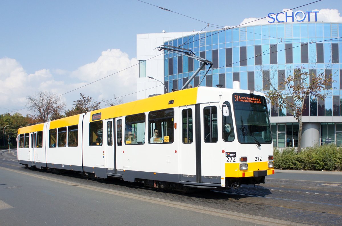 Straßenbahn Mainz: Duewag / AEG M8C der MVG Mainz - Wagen 272, aufgenommen im September 2018 in der Nähe der Haltestelle  Bismarckplatz  in Mainz.