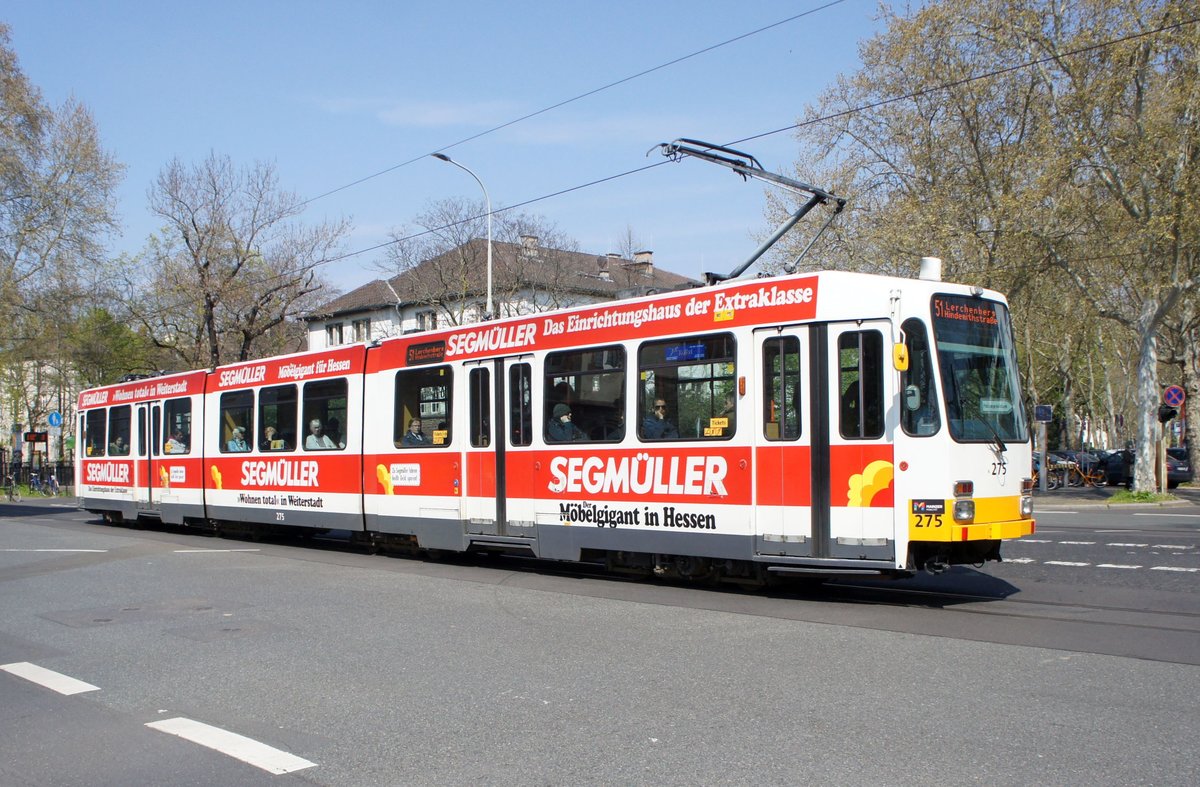 Straßenbahn Mainz: Duewag / AEG M8C der MVG Mainz - Wagen 275, aufgenommen im April 2019 an der Haltestelle  Goethestraße  in Mainz.