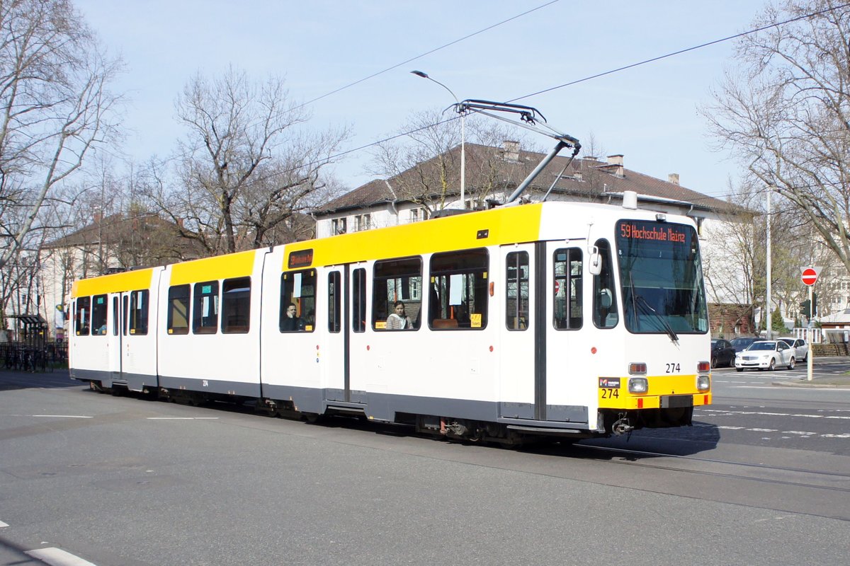 Straßenbahn Mainz: Duewag / AEG M8C der MVG Mainz - Wagen 274, aufgenommen im März 2020 an der Haltestelle  Goethestraße  in Mainz.