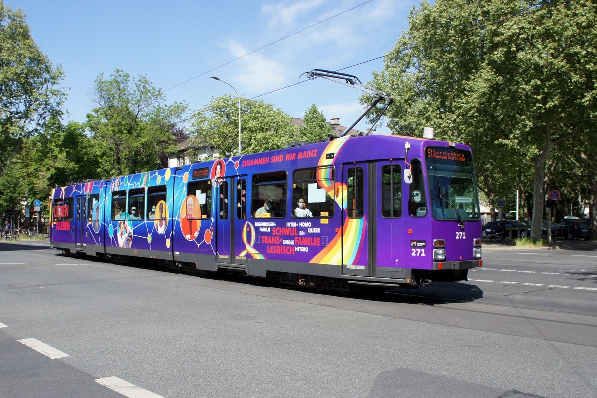 Straßenbahn Mainz: Duewag / AEG M8C der MVG Mainz - Wagen 271, aufgenommen im April 2020 an der Haltestelle  Goethestraße  in Mainz.
