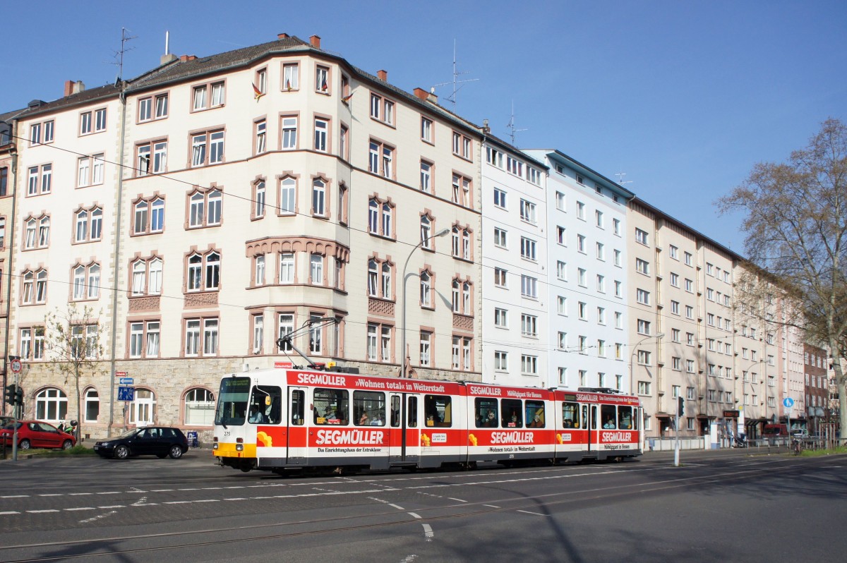 Straßenbahn Mainz: Duewag / AEG M8C der MVG Mainz - Wagen 275, aufgenommen im April 2015 an der Haltestelle  Goethestraße  in Mainz.
