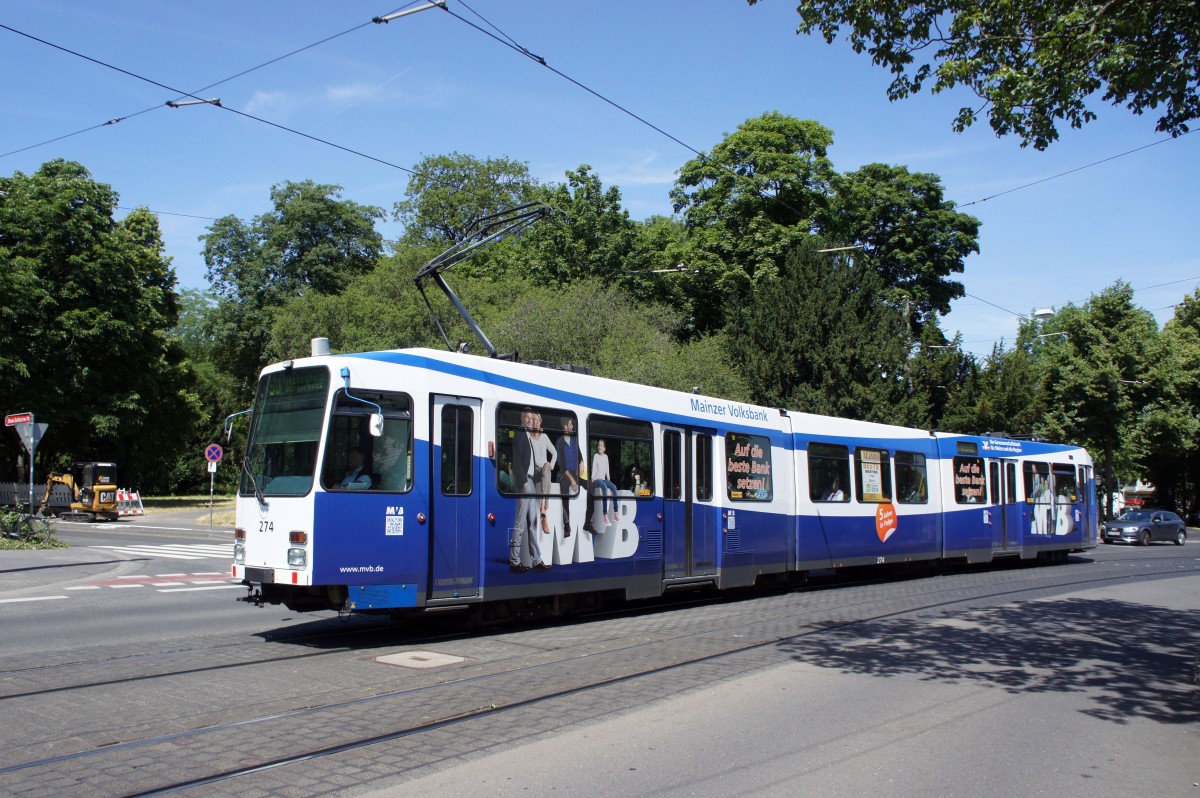 Straßenbahn Mainz: Duewag / AEG M8C der MVG Mainz - Wagen 274, aufgenommen im Juni 2015 in der Nähe der Haltestelle  Am Gautor  in Mainz.