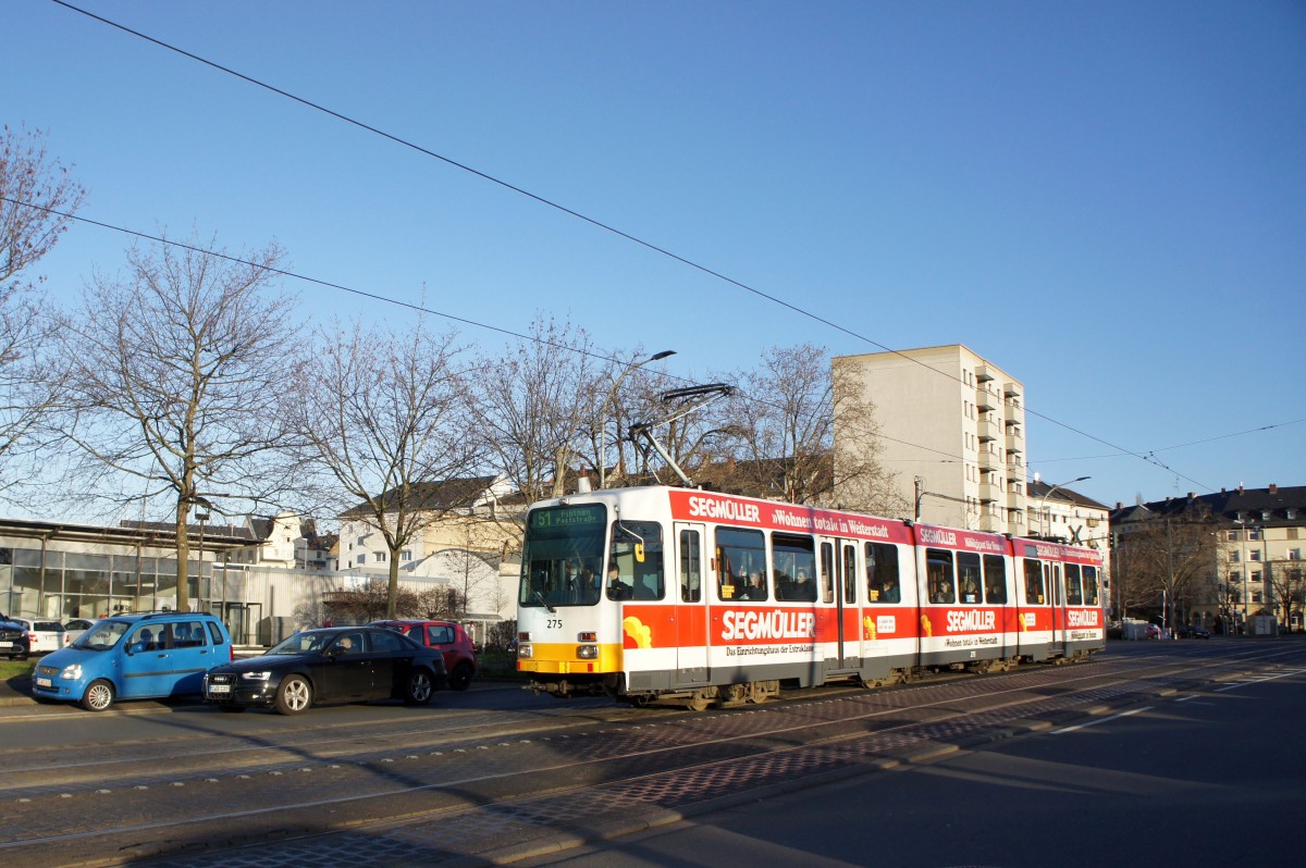 Straßenbahn Mainz: Duewag / AEG M8C der MVG Mainz - Wagen 275, aufgenommen im Januar 2016 in der Nähe der Haltestelle  Bismarckplatz  in Mainz.