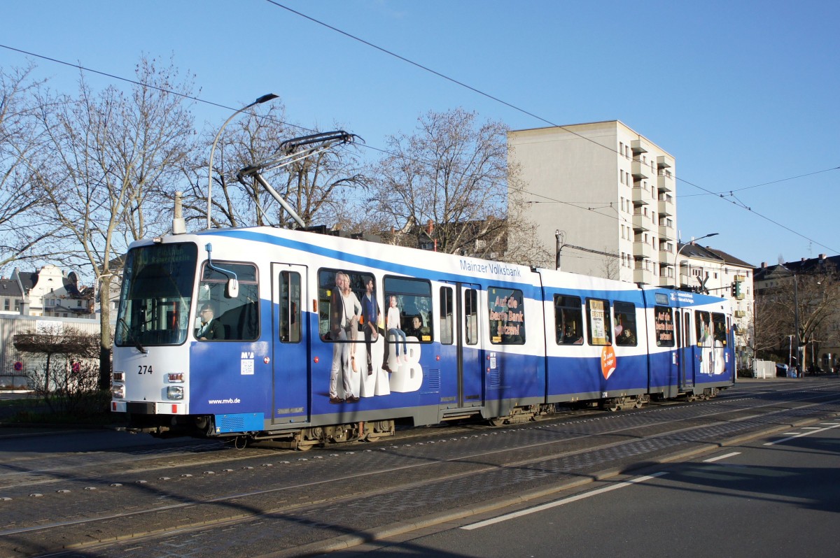 Straßenbahn Mainz: Duewag / AEG M8C der MVG Mainz - Wagen 274, aufgenommen im Januar 2016 in der Nähe der Haltestelle  Bismarckplatz  in Mainz.