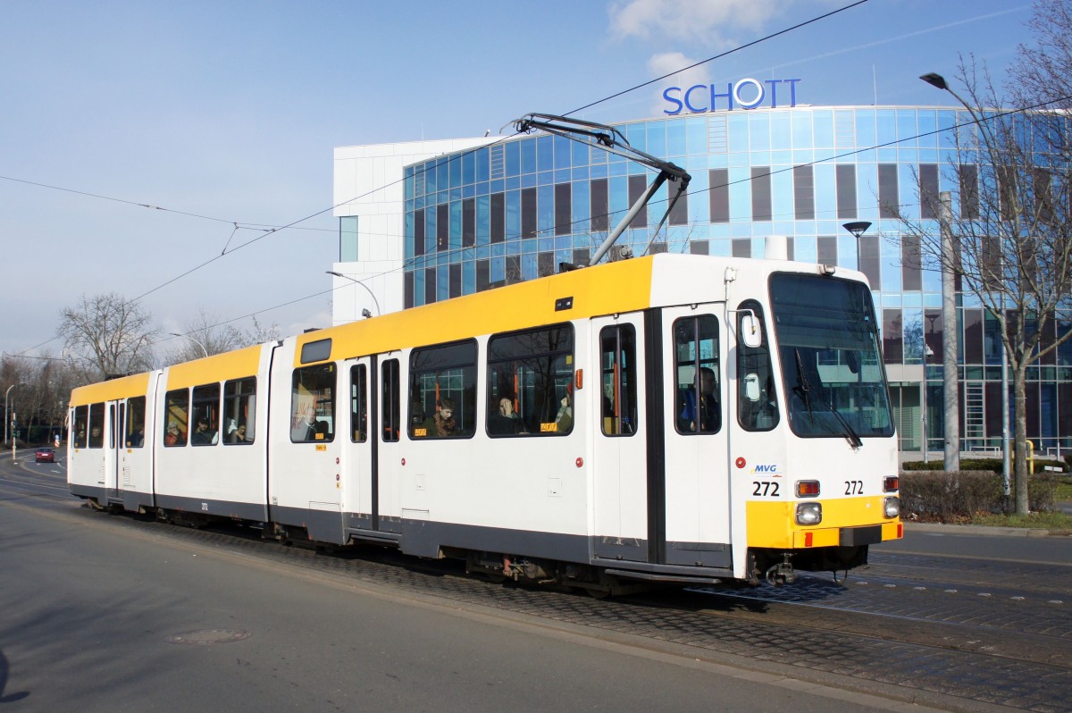 Straßenbahn Mainz: Duewag / AEG M8C der MVG Mainz - Wagen 272, aufgenommen im Februar 2016 in der Nähe der Haltestelle  Bismarckplatz  in Mainz.