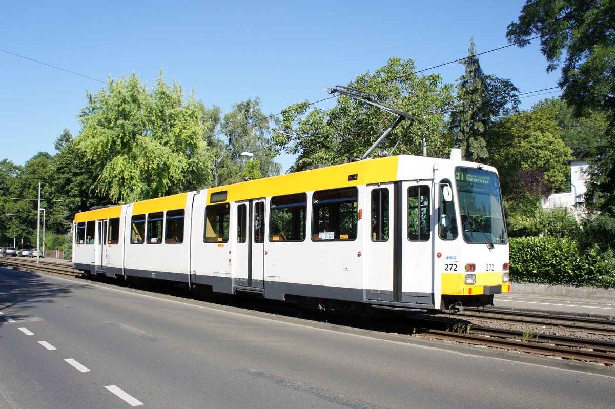 Straßenbahn Mainz: Duewag / AEG M8C der MVG Mainz - Wagen 272, aufgenommen im Juli 2016 in Mainz-Gonsenheim.