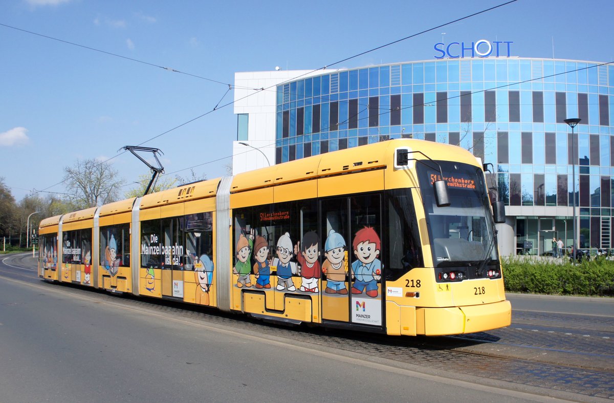 Straßenbahn Mainz: Stadler Rail Variobahn der MVG Mainz - Wagen 218, aufgenommen im April 2017 in der Nähe der Haltestelle  Bismarckplatz  in Mainz.