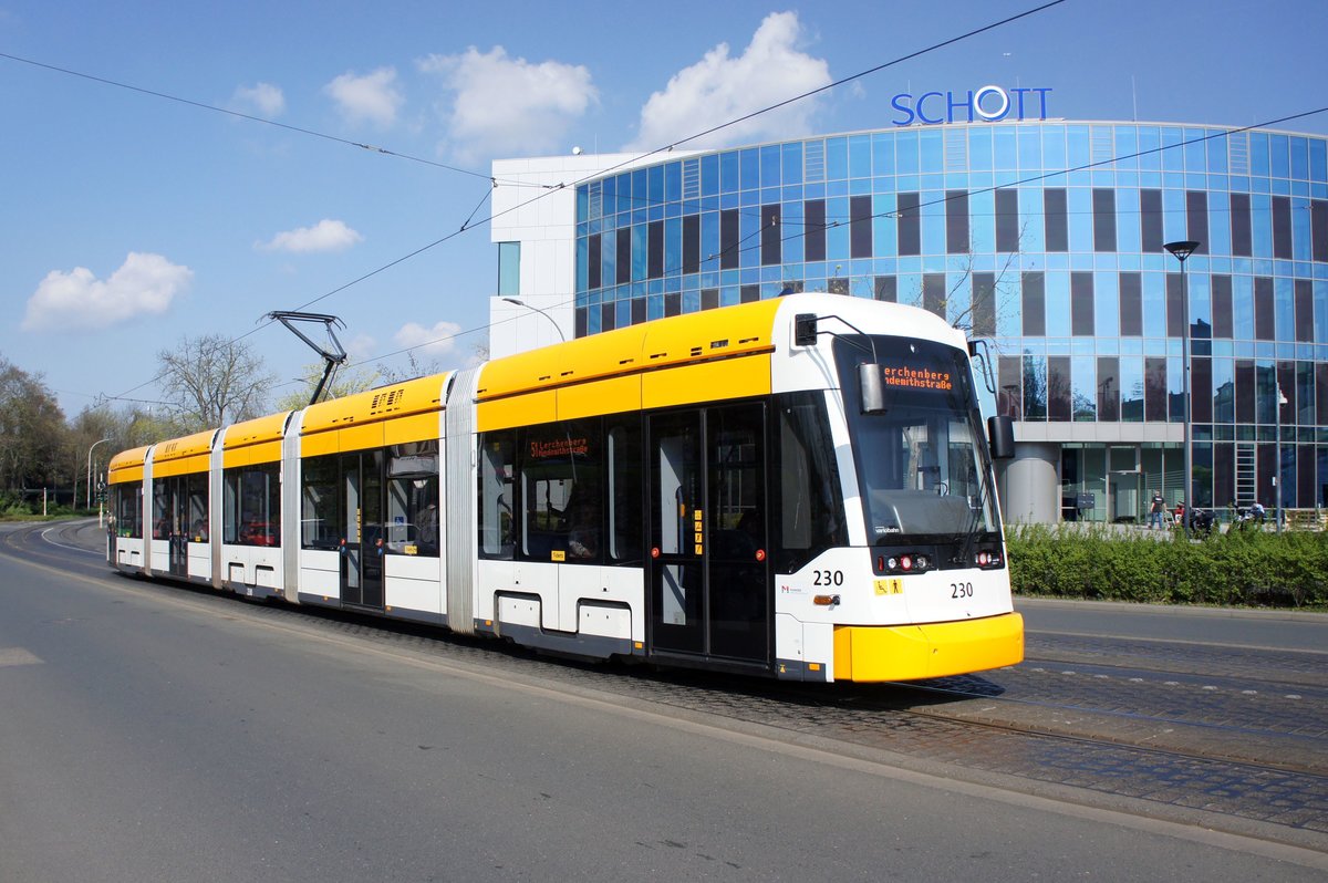 Straßenbahn Mainz: Stadler Rail Variobahn der MVG Mainz - Wagen 230, aufgenommen im April 2017 in der Nähe der Haltestelle  Bismarckplatz  in Mainz.