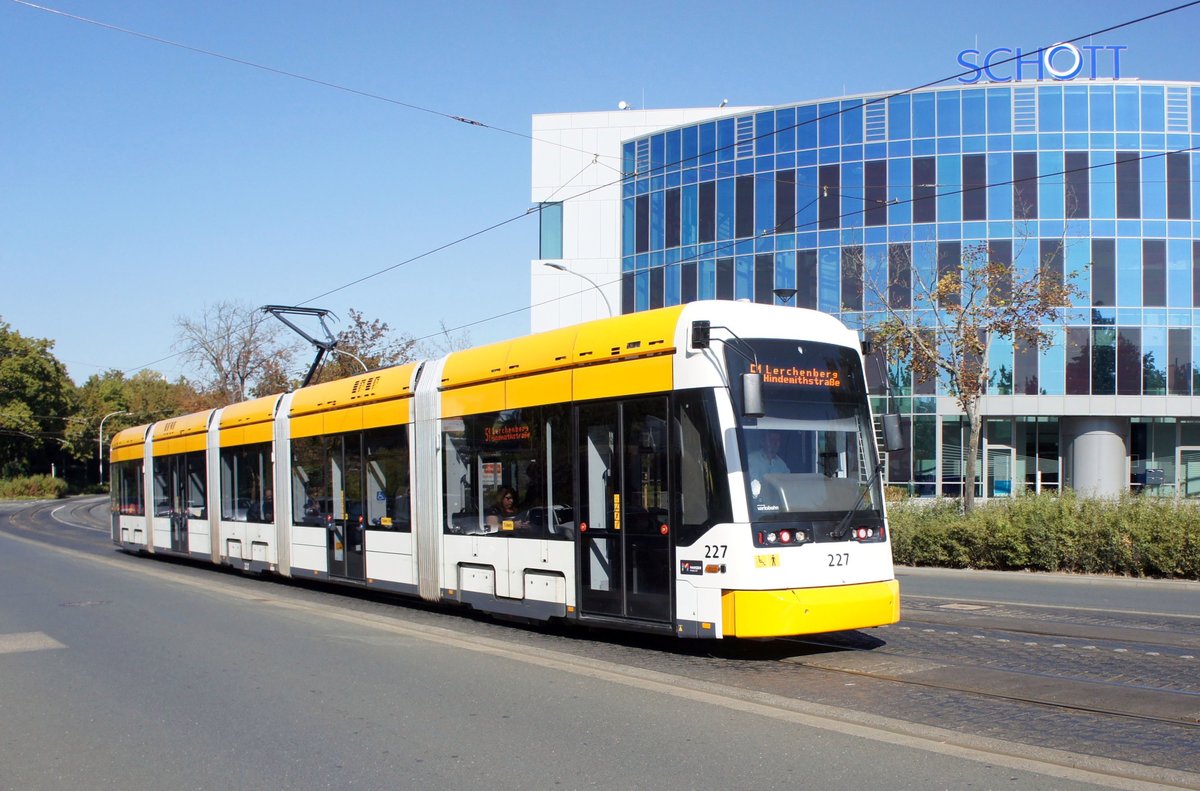 Straßenbahn Mainz: Stadler Rail Variobahn der MVG Mainz - Wagen 227, aufgenommen im September 2018 in der Nähe der Haltestelle  Bismarckplatz  in Mainz.