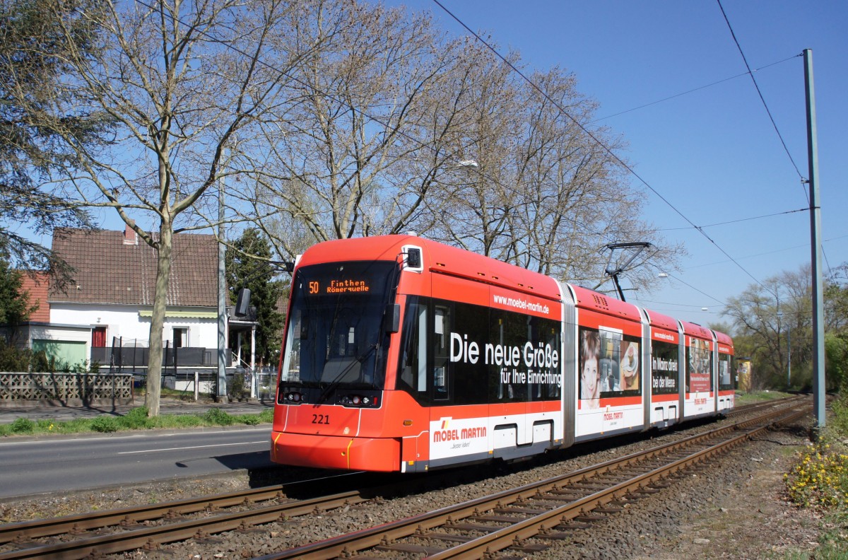 Straenbahn Mainz: Stadler Rail Variobahn der MVG Mainz - Wagen 221, aufgenommen im April 2015 in Mainz-Gonsenheim.