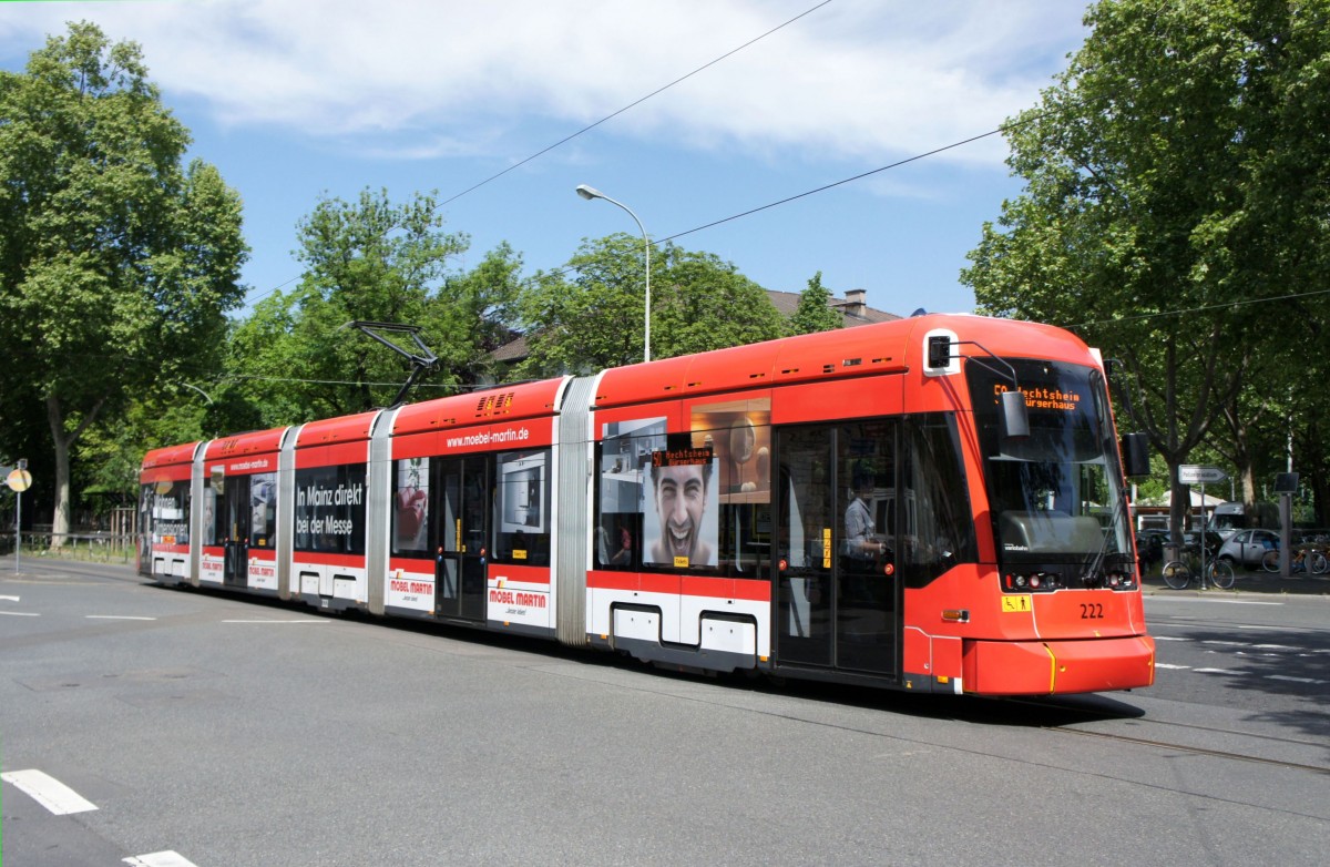 Straenbahn Mainz: Stadler Rail Variobahn der MVG Mainz - Wagen 222, aufgenommen im Mai 2015 an der Haltestelle  Goethestrae  in Mainz.