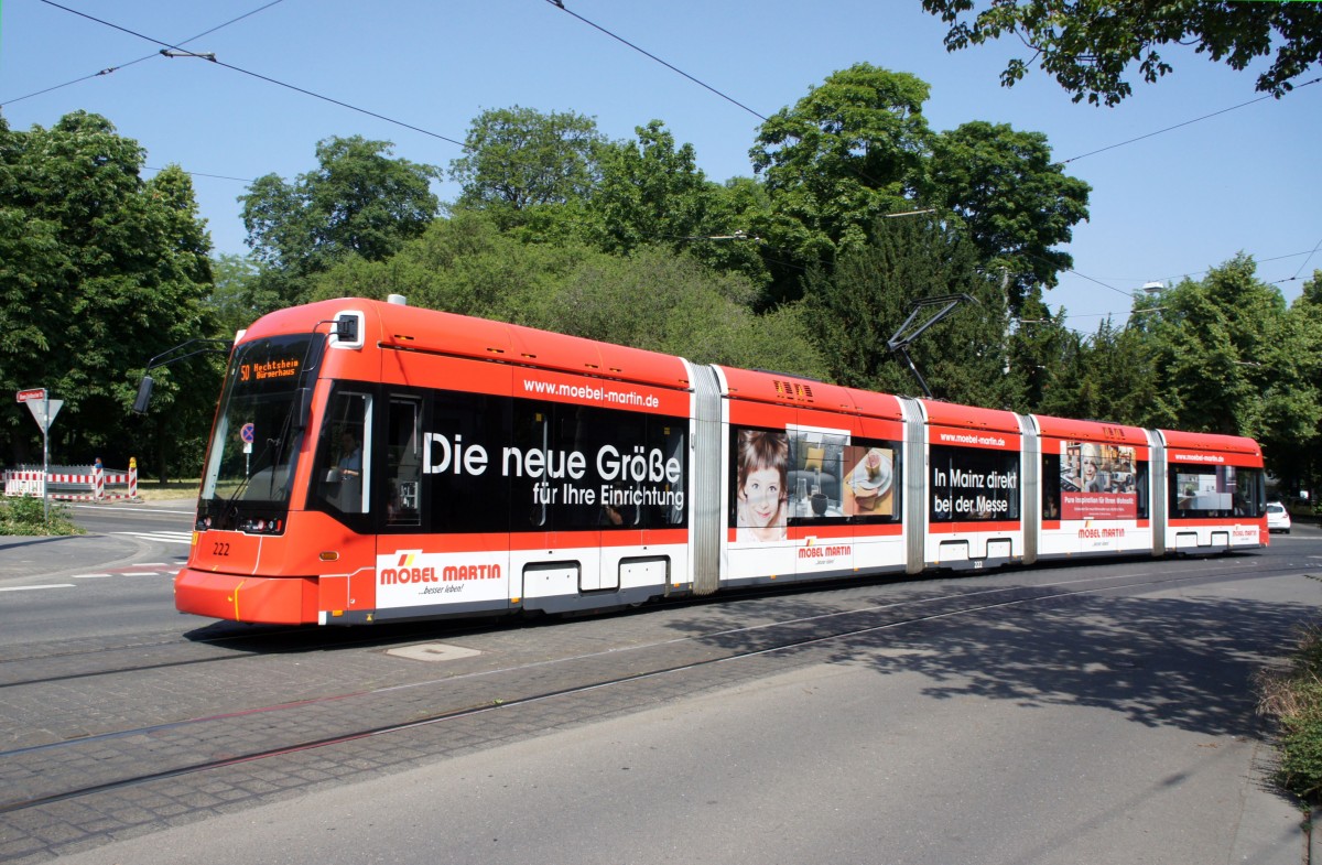 Straenbahn Mainz: Stadler Rail Variobahn der MVG Mainz - Wagen 222, aufgenommen im Juni 2015 in der Nhe der Haltestelle  Am Gautor  in Mainz.